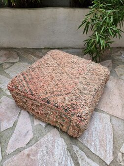 Vintage Boujaad poef 60x60x25cm, handgemaakt Marokkaanse Berber poef