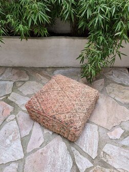 Vintage Boujaad poef 60x60x25cm, handgemaakt Marokkaanse Berber poef