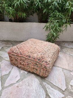 Vintage Boujaad poef 60x60x25cm, handgemaakt Marokkaanse Berber poef