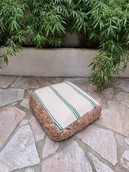 Vintage Boujaad poef 60x60x25cm, handgemaakt Marokkaanse Berber poef