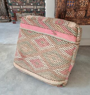 Vintage Boujaad poef 60x60x25cm, handgemaakt Marokkaanse Berber poef