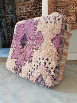 Vintage Boujaad poef 60x60x25cm, handgemaakt Marokkaanse Berber poef