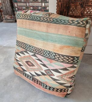 Vintage Boujaad poef 60x60x25cm, handgemaakt Marokkaanse Berber poef