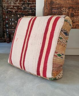 Vintage Boujaad poef 60x60x25cm, handgemaakt Marokkaanse Berber poef