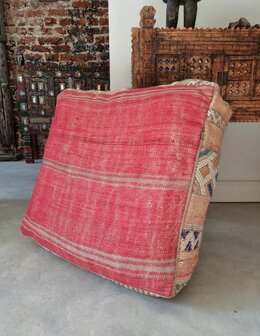 Vintage Boujaad poef 60x60x25cm, handgemaakt Marokkaanse Berber poef