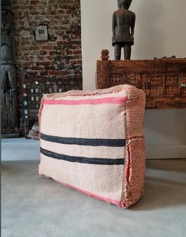 Vintage Boujaad poef 60x60x25cm, handgemaakt Marokkaanse Berber poef