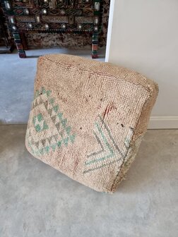 Vintage Boujaad poef 60x60x25cm, handgemaakt Marokkaanse Berber poef