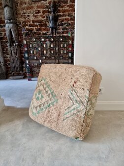 Vintage Boujaad poef 60x60x25cm, handgemaakt Marokkaanse Berber poef