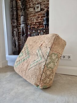 Vintage Boujaad poef 60x60x25cm, handgemaakt Marokkaanse Berber poef