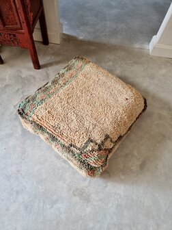 Vintage Boujaad poef 60x60x25cm, handgemaakt Marokkaanse Berber poef