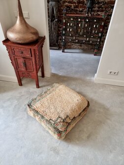 Vintage Boujaad poef 60x60x25cm, handgemaakt Marokkaanse Berber poef