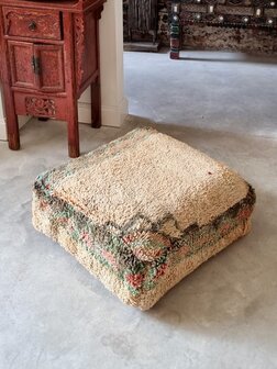 Vintage Boujaad poef 60x60x25cm, handgemaakt Marokkaanse Berber poef