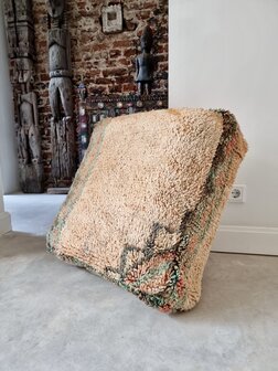 Vintage Boujaad poef 60x60x25cm, handgemaakt Marokkaanse Berber poef