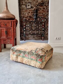 Vintage Boujaad poef 60x60x25cm, handgemaakt Marokkaanse Berber poef