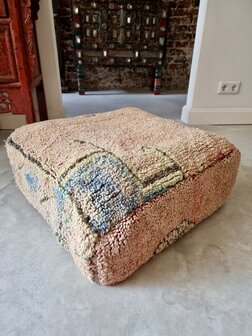 Vintage Boujaad poef 60x60x25cm, handgemaakt Marokkaanse Berber poef