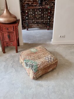 Vintage Boujaad poef 60x60x25cm, handgemaakt Marokkaanse Berber poef