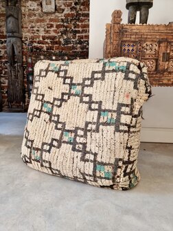 Vintage Boujaad poef 60x60x25cm, handgemaakt Marokkaanse Berber poef