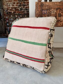 Vintage Boujaad poef 60x60x25cm, handgemaakt Marokkaanse Berber poef