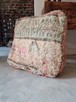 Vintage Boujaad poef 60x60x25cm, handgemaakt Marokkaanse Berber poef