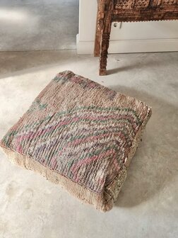 Vintage Boujaad poef 60x60x25cm, handgemaakt Marokkaanse Berber poef