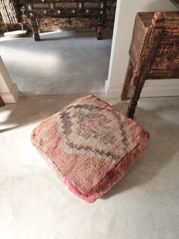 Vintage Boujaad poef 60x60x25cm, handgemaakt Marokkaanse Berber poef