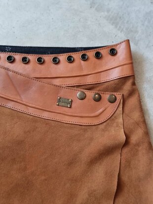 Suede wikkelrok - kleur cognac