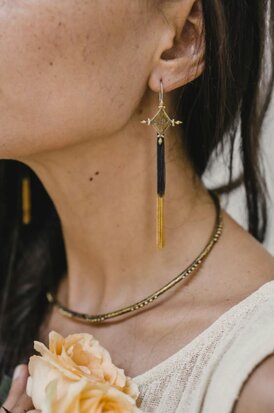 Imani tassel oorbellen gold brass - Nakila Collective