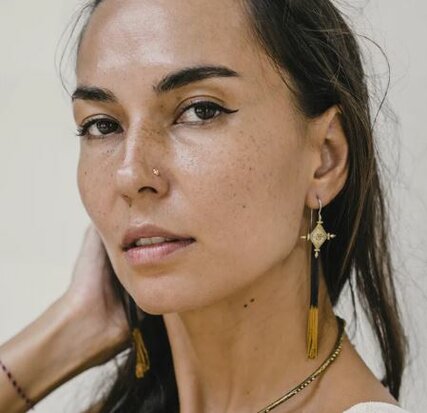 Imani tassel oorbellen gold brass - Nakila Collective