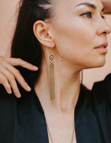 Ona tassel oorbellen gold brass - Nakila Collective