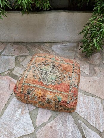 Vintage Boujaad poef 60x60x25cm, handgemaakt Marokkaanse Berber poef