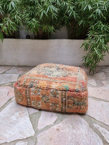 Vintage Boujaad poef 60x60x25cm, handgemaakt Marokkaanse Berber poef