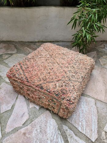 Vintage Boujaad poef 60x60x25cm, handgemaakt Marokkaanse Berber poef