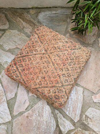 Vintage Boujaad poef 60x60x25cm, handgemaakt Marokkaanse Berber poef