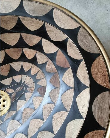 Marokkaanse waskom met hout inlay en hammered brass goudkleurig ovaal 34x45