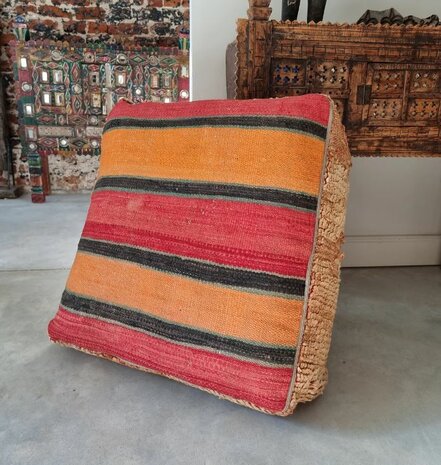 Vintage Boujaad poef 60x60x25cm, handgemaakt Marokkaanse Berber poef