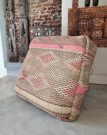 Vintage Boujaad poef 60x60x25cm, handgemaakt Marokkaanse Berber poef