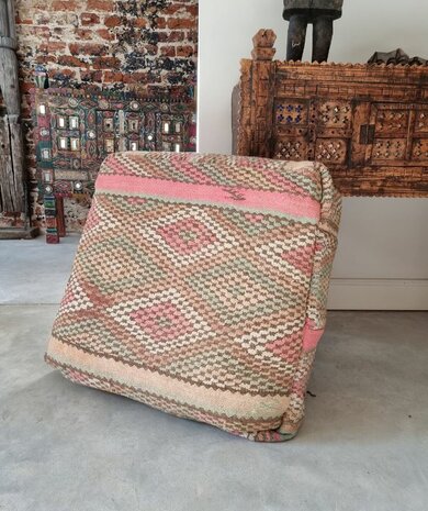 Vintage Boujaad poef 60x60x25cm, handgemaakt Marokkaanse Berber poef