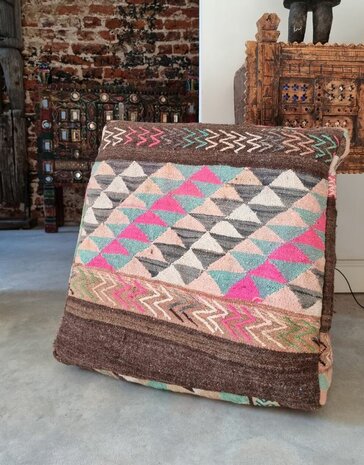 Vintage Boujaad poef 60x60x25cm, handgemaakt Marokkaanse Berber poef