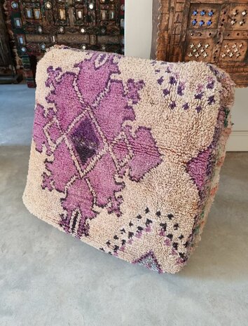 Vintage Boujaad poef 60x60x25cm, handgemaakt Marokkaanse Berber poef