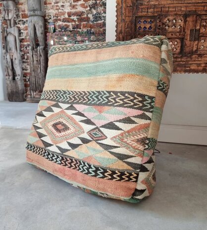 Vintage Boujaad poef 60x60x25cm, handgemaakt Marokkaanse Berber poef