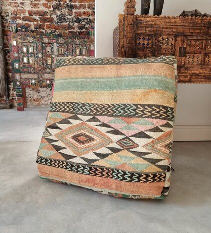 Vintage Boujaad poef 60x60x25cm, handgemaakt Marokkaanse Berber poef