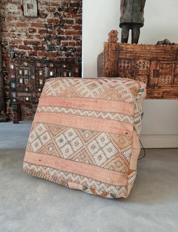 Vintage Boujaad poef 60x60x25cm, handgemaakt Marokkaanse Berber poef