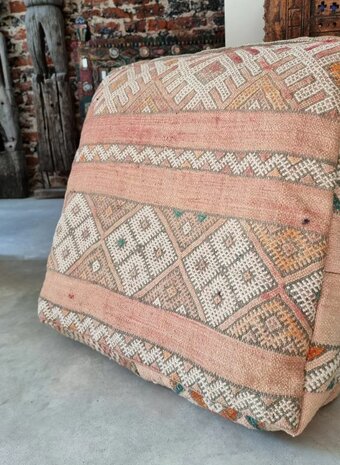 Vintage Boujaad poef 60x60x25cm, handgemaakt Marokkaanse Berber poef