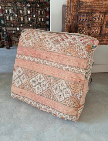 Vintage Boujaad poef 60x60x25cm, handgemaakt Marokkaanse Berber poef