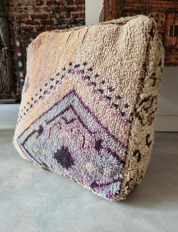 Vintage Boujaad poef 60x60x25cm, handgemaakt Marokkaanse Berber poef