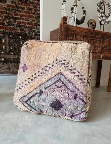 Vintage Boujaad poef 60x60x25cm, handgemaakt Marokkaanse Berber poef