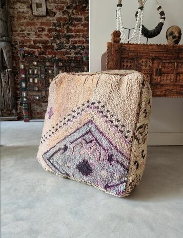 Vintage Boujaad poef 60x60x25cm, handgemaakt Marokkaanse Berber poef