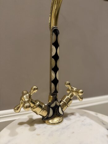 Marokkaansehoge kraan van brass met camelbone  36x48,5cm