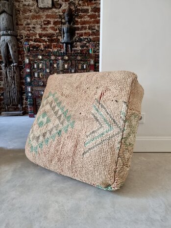 Vintage Boujaad poef 60x60x25cm, handgemaakt Marokkaanse Berber poef