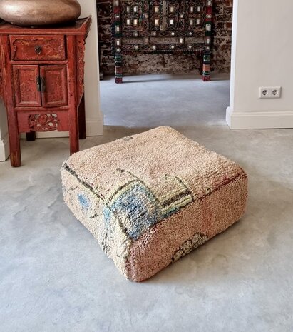 Vintage Boujaad poef 60x60x25cm, handgemaakt Marokkaanse Berber poef